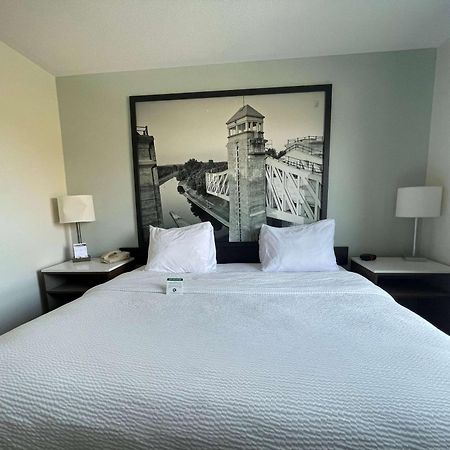 Super 8 By Wyndham Peterborough Hotel Екстериор снимка