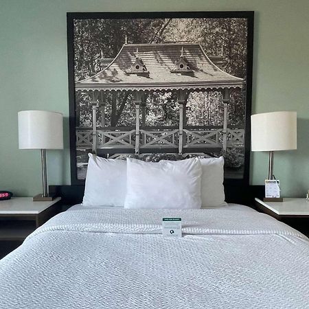 Super 8 By Wyndham Peterborough Hotel Екстериор снимка