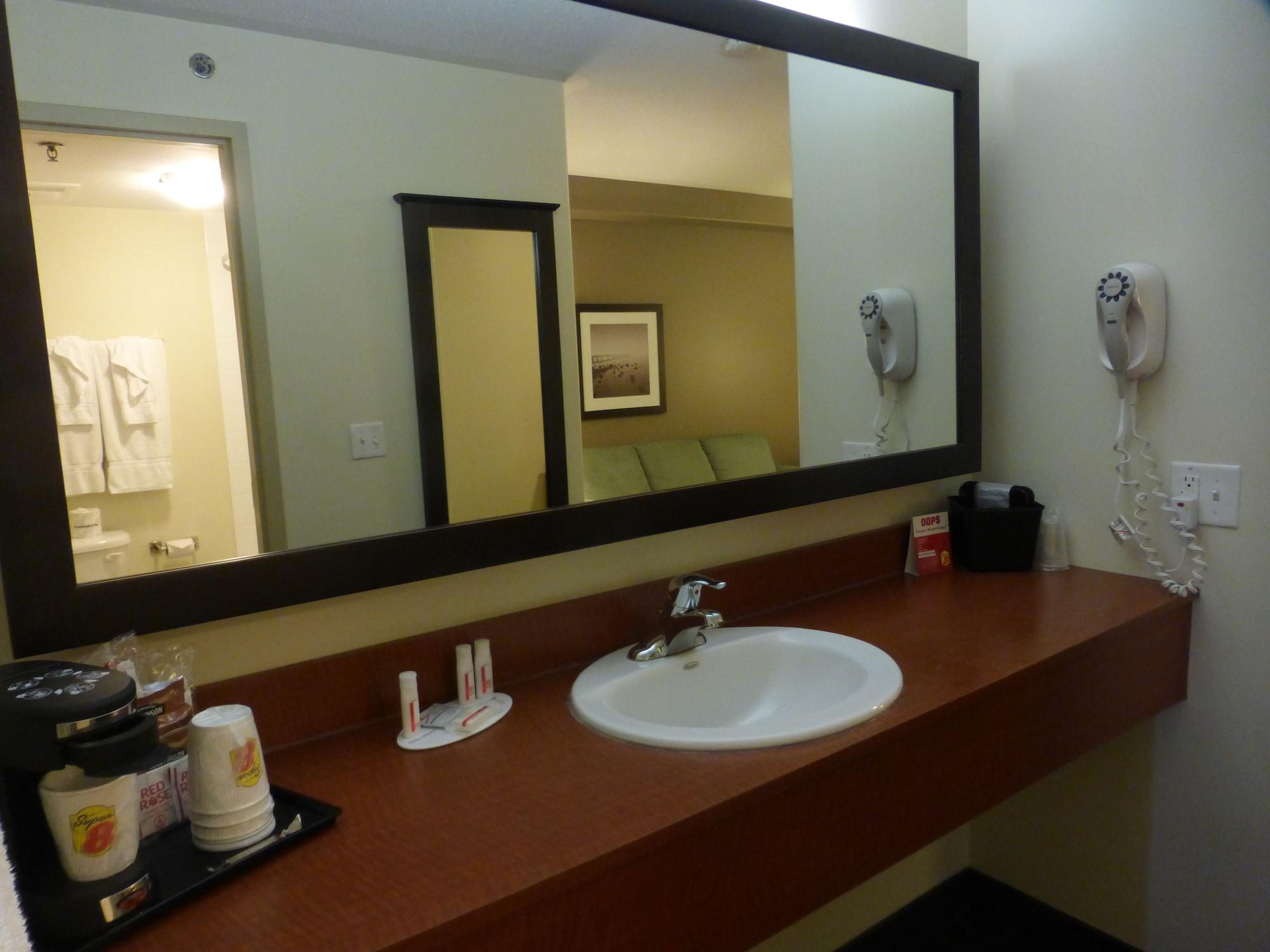 Super 8 By Wyndham Peterborough Hotel Екстериор снимка