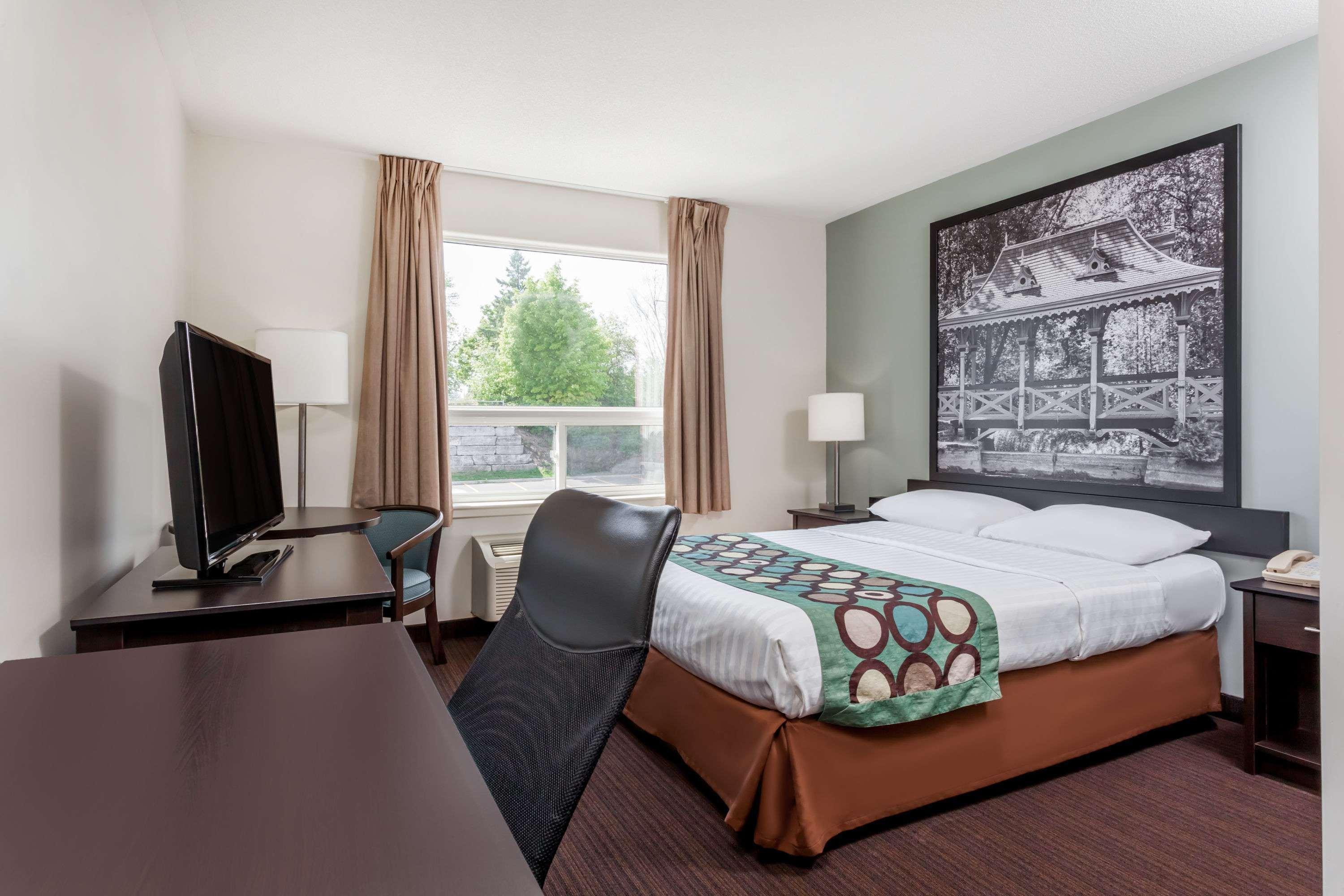Super 8 By Wyndham Peterborough Hotel Екстериор снимка