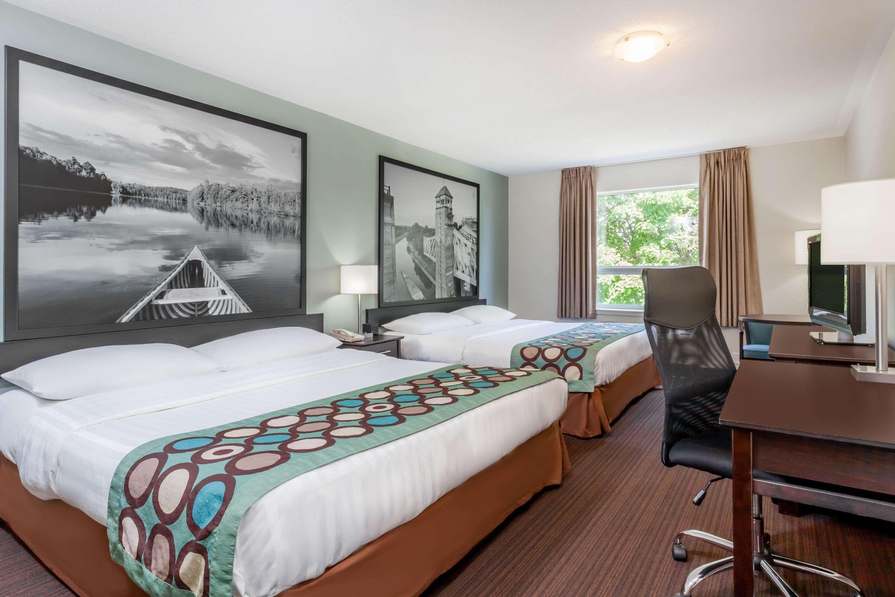 Super 8 By Wyndham Peterborough Hotel Екстериор снимка