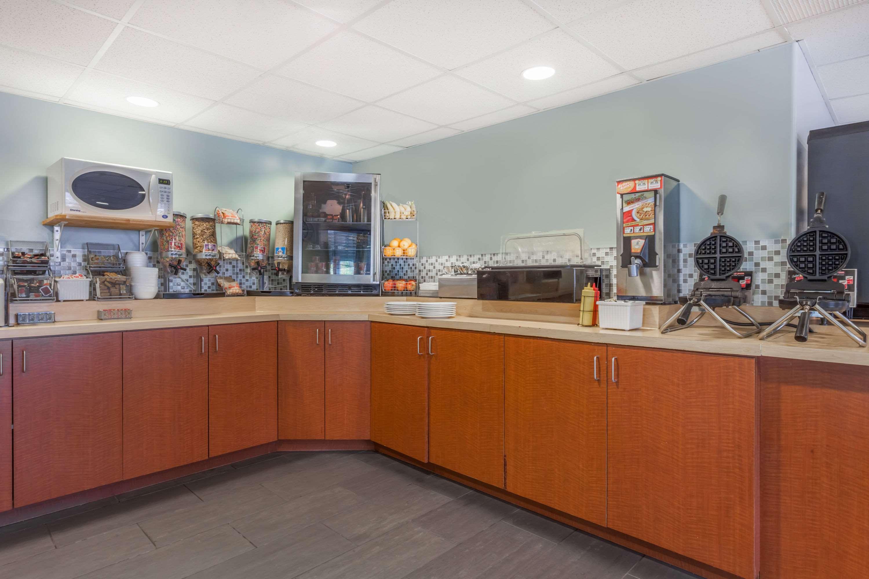 Super 8 By Wyndham Peterborough Hotel Екстериор снимка