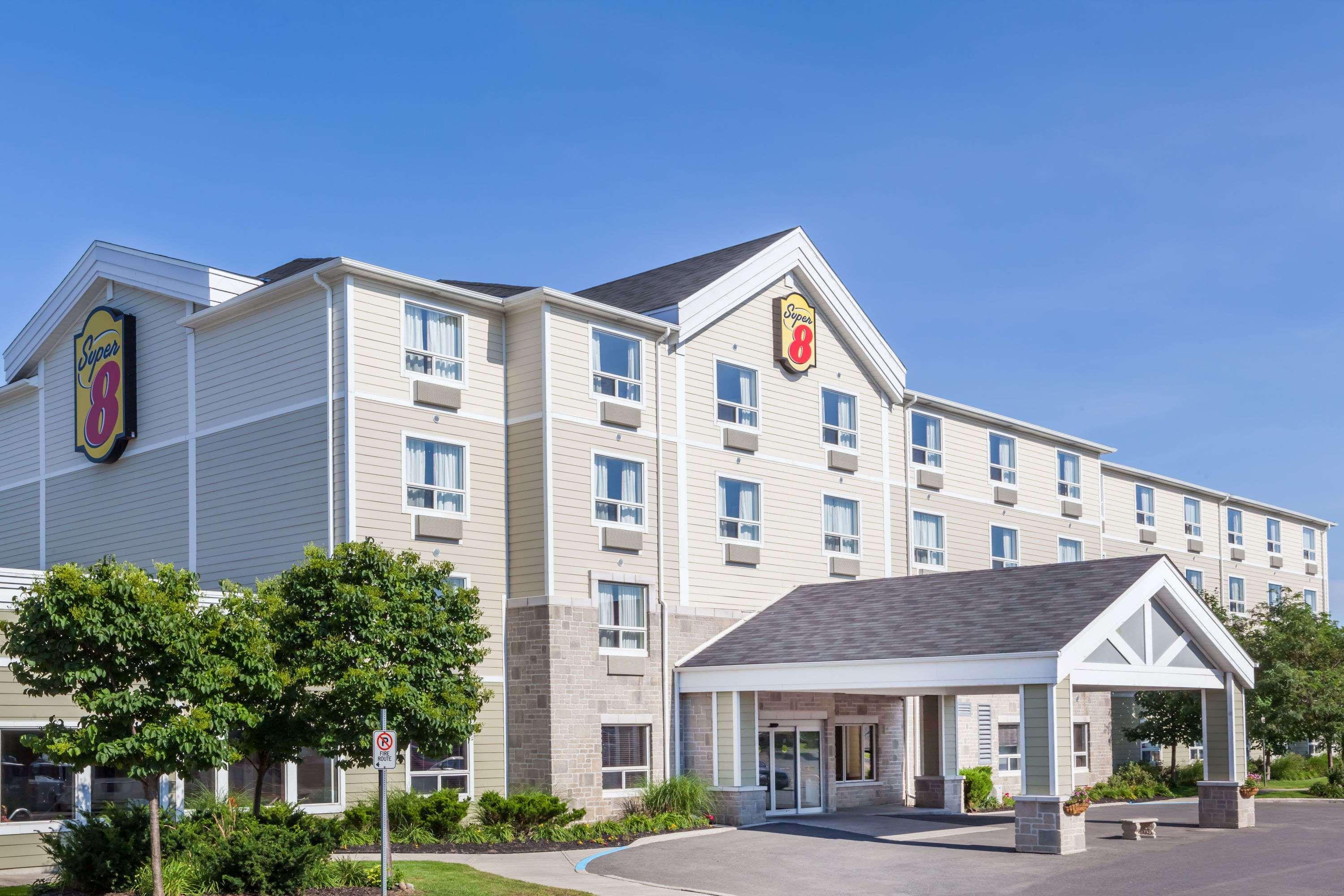 Super 8 By Wyndham Peterborough Hotel Екстериор снимка