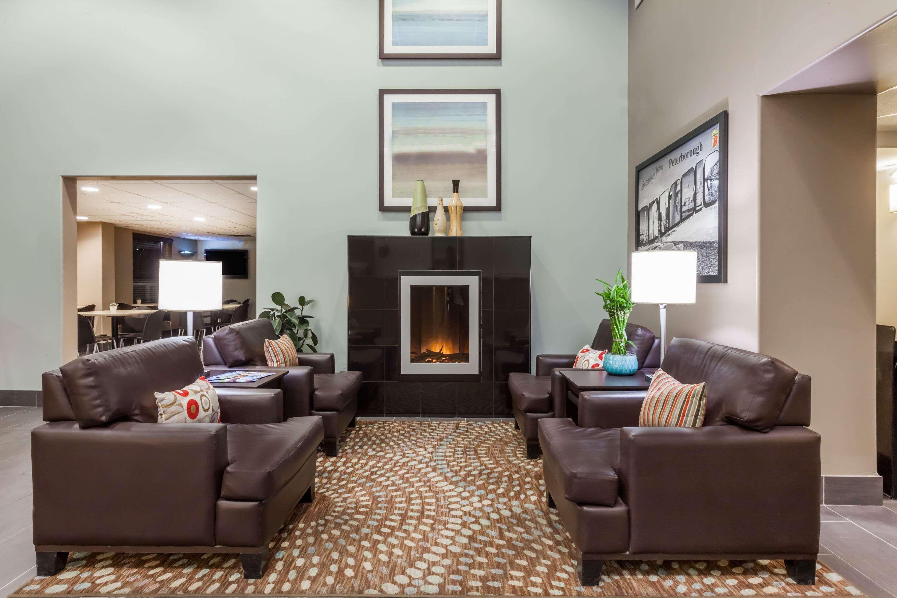 Super 8 By Wyndham Peterborough Hotel Екстериор снимка