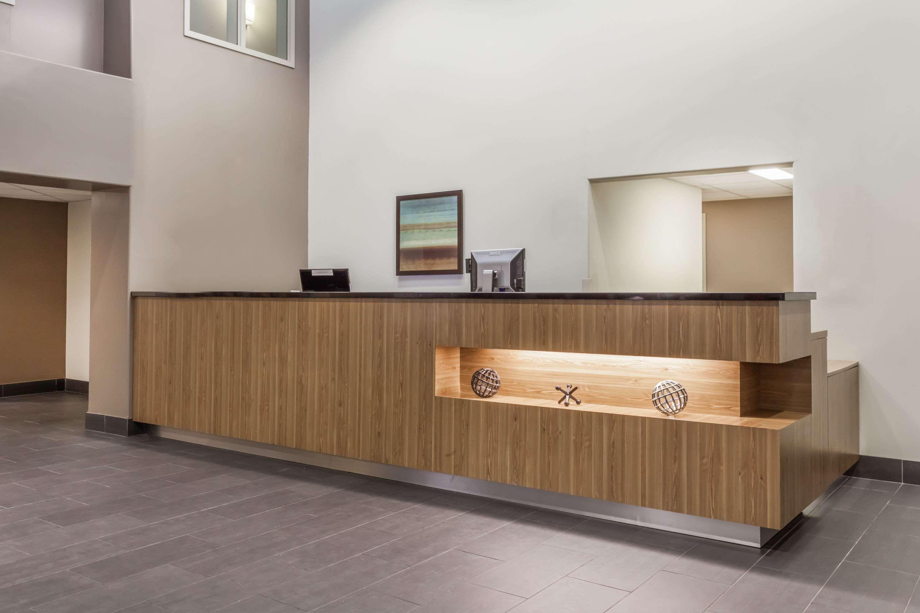 Super 8 By Wyndham Peterborough Hotel Екстериор снимка