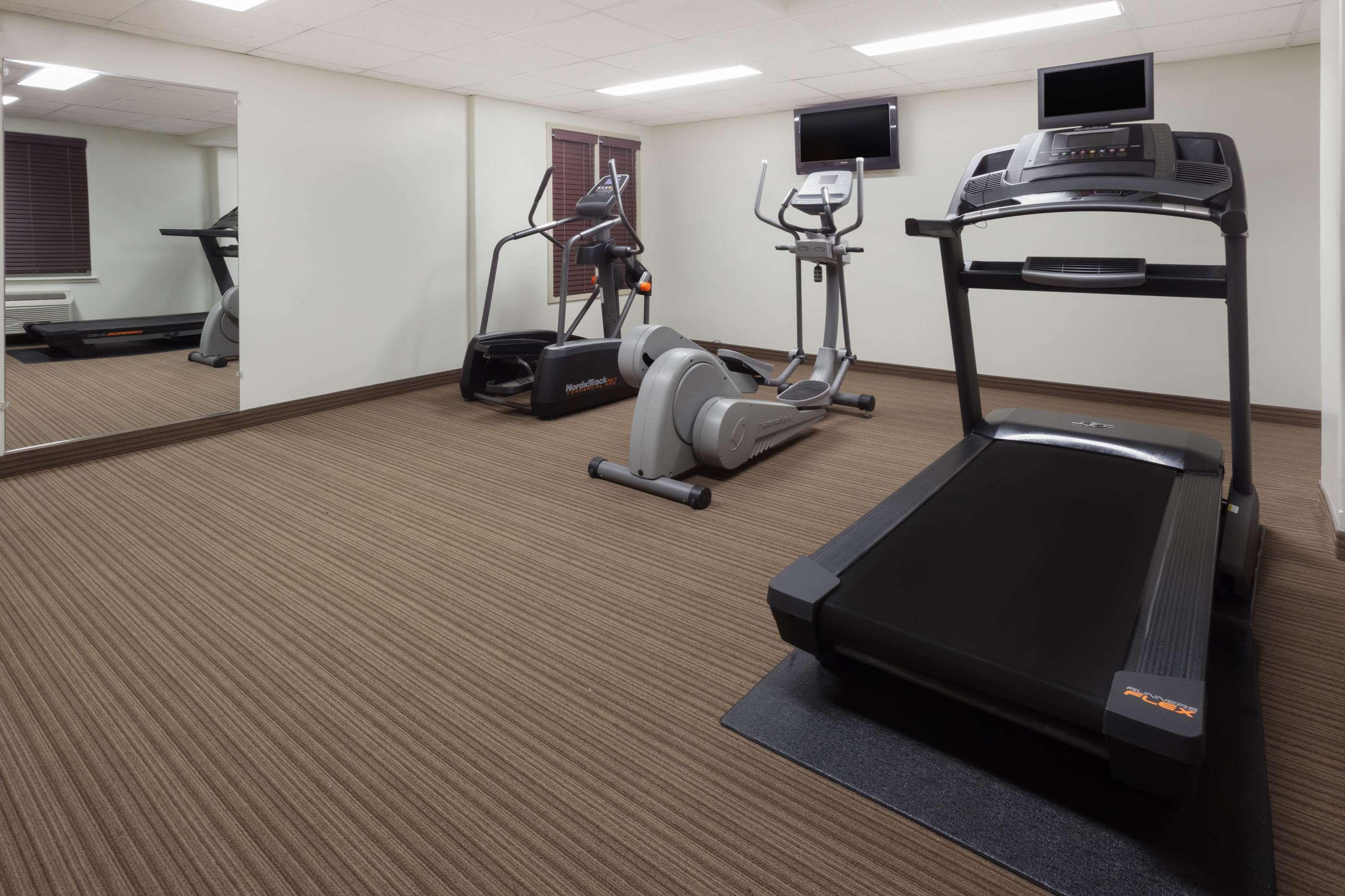 Super 8 By Wyndham Peterborough Hotel Екстериор снимка