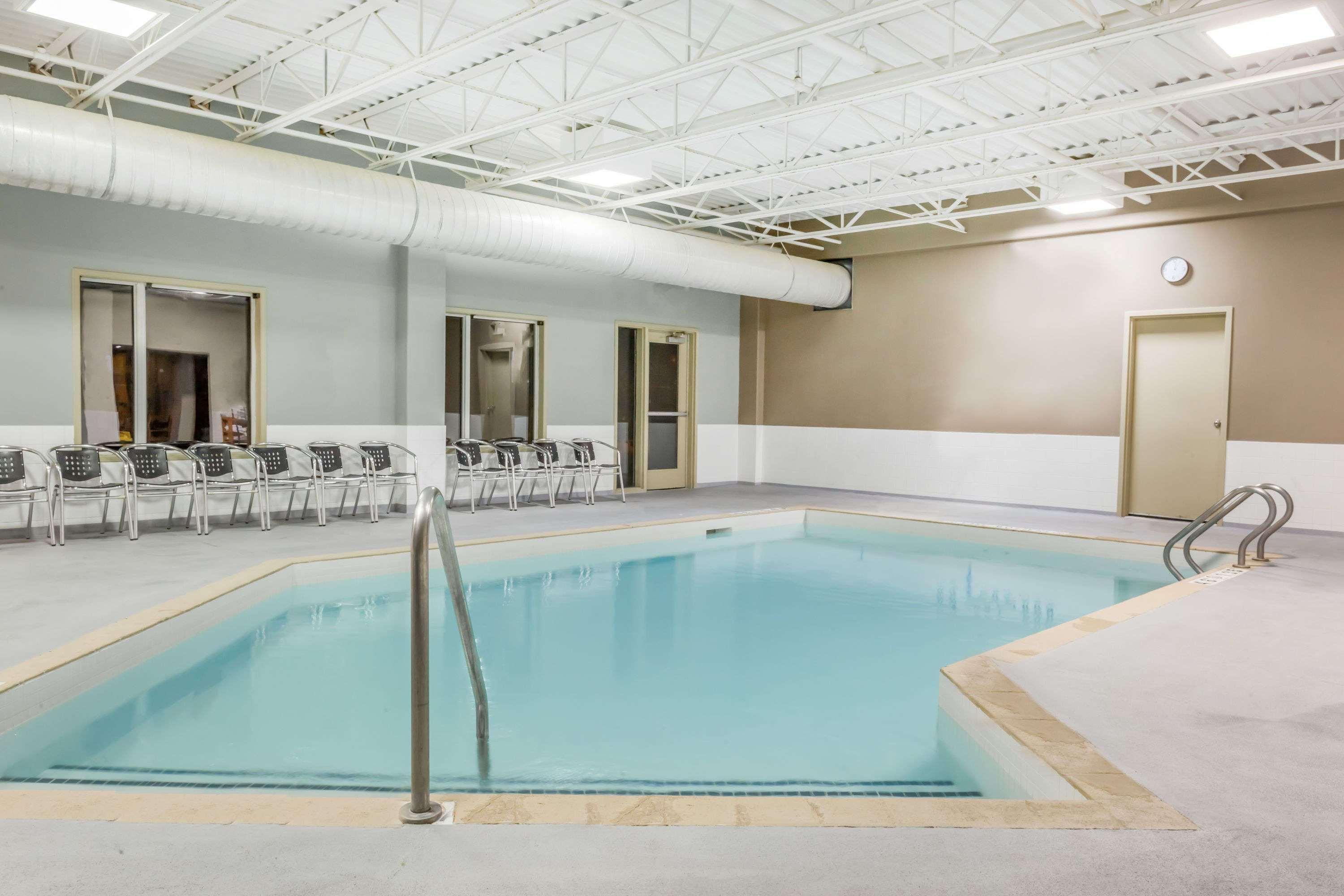 Super 8 By Wyndham Peterborough Hotel Екстериор снимка