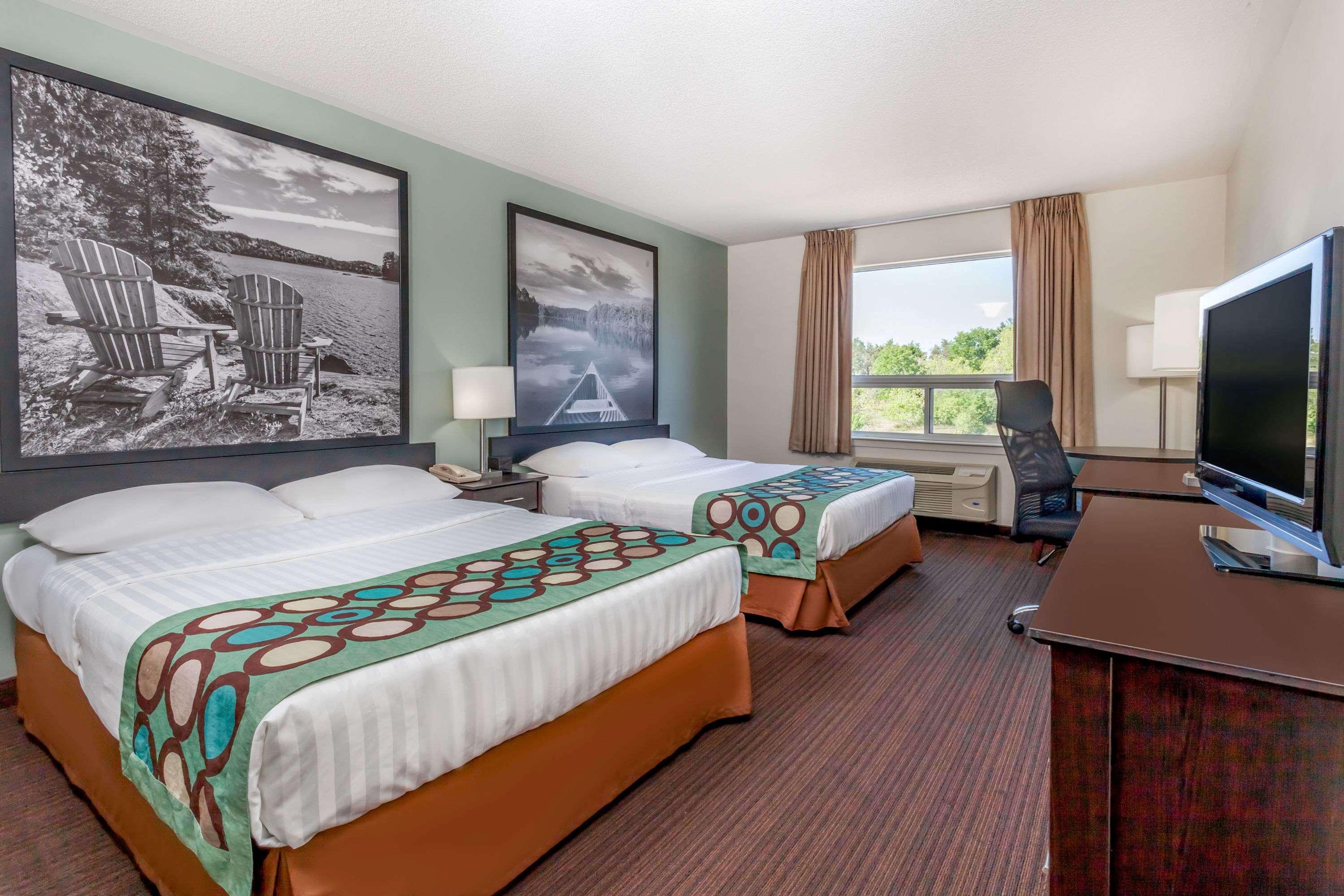 Super 8 By Wyndham Peterborough Hotel Екстериор снимка