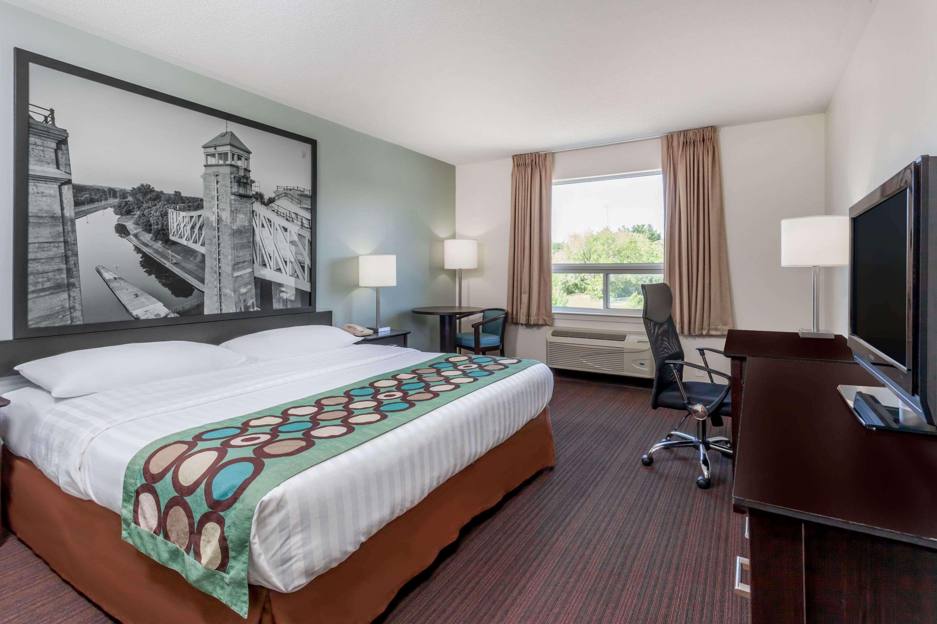 Super 8 By Wyndham Peterborough Hotel Екстериор снимка