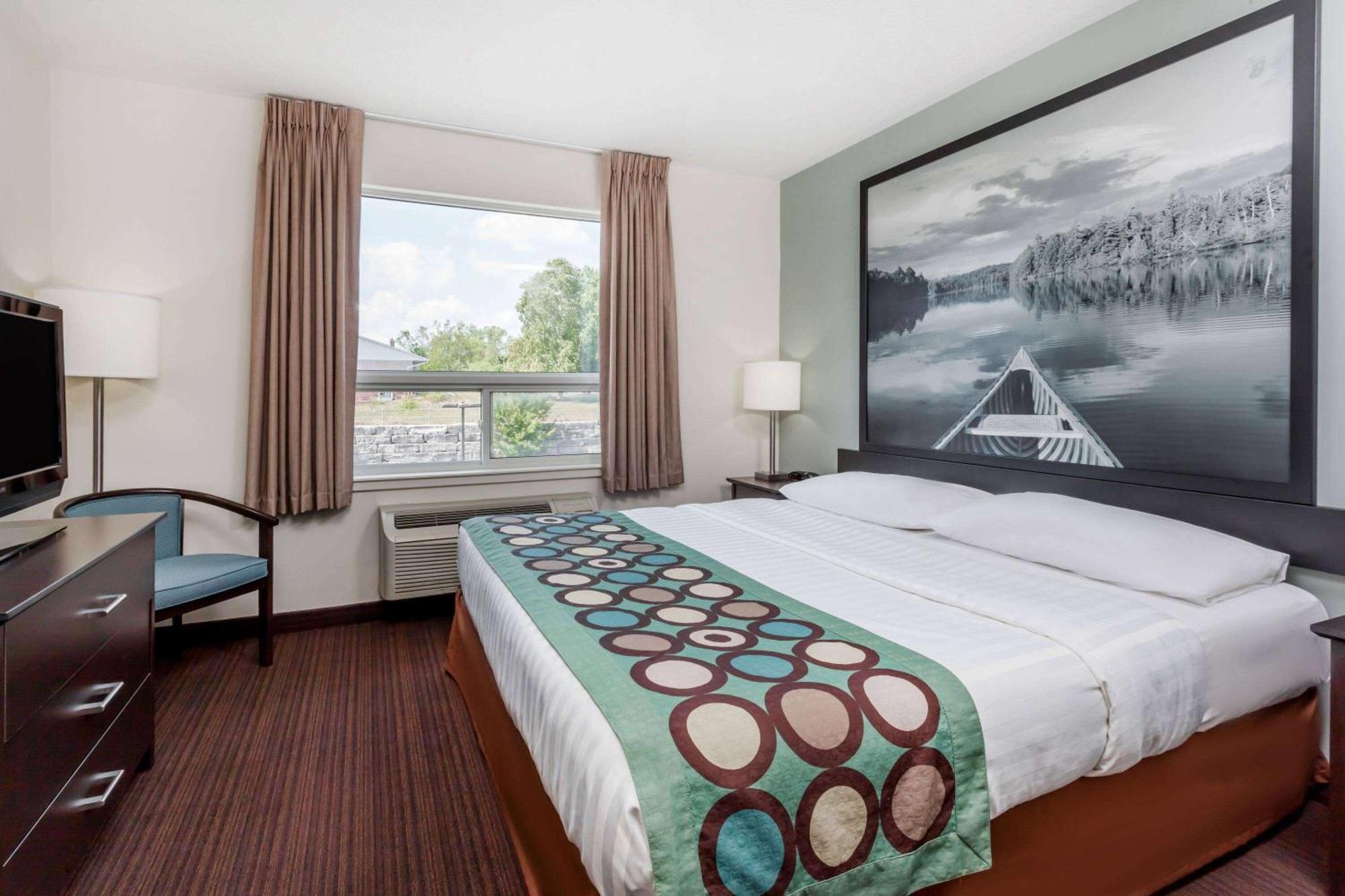 Super 8 By Wyndham Peterborough Hotel Екстериор снимка
