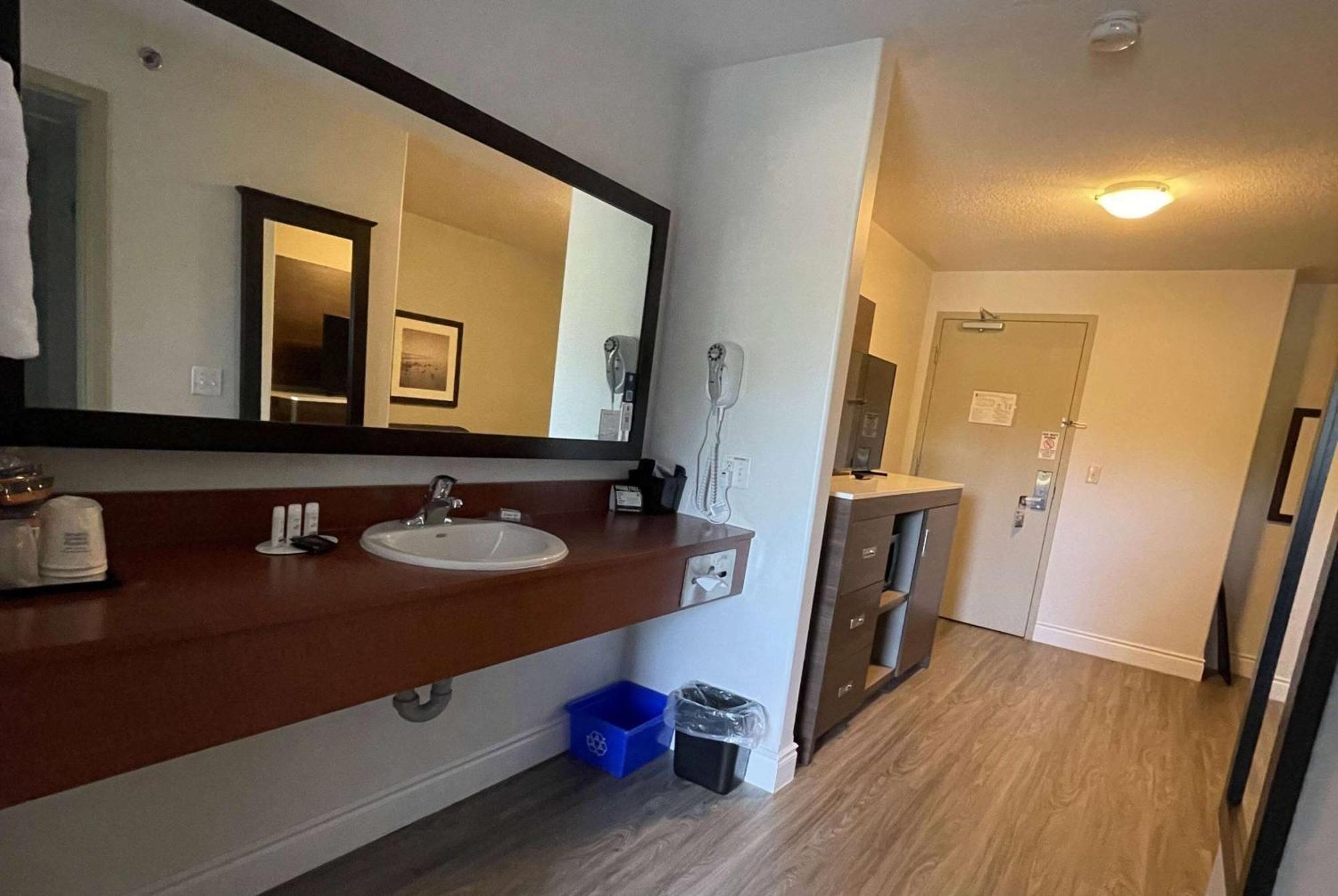 Super 8 By Wyndham Peterborough Hotel Екстериор снимка