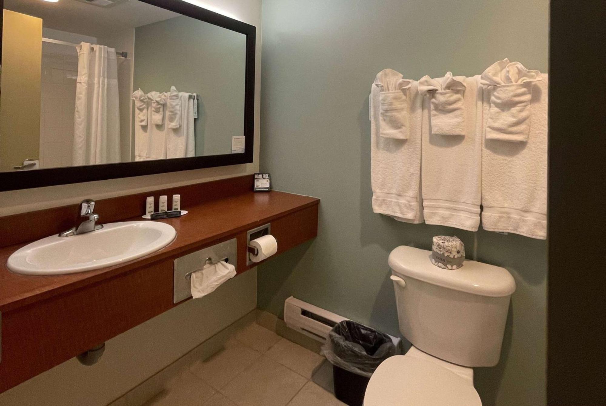 Super 8 By Wyndham Peterborough Hotel Екстериор снимка