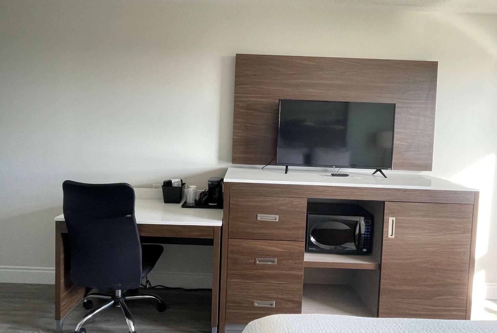 Super 8 By Wyndham Peterborough Hotel Екстериор снимка