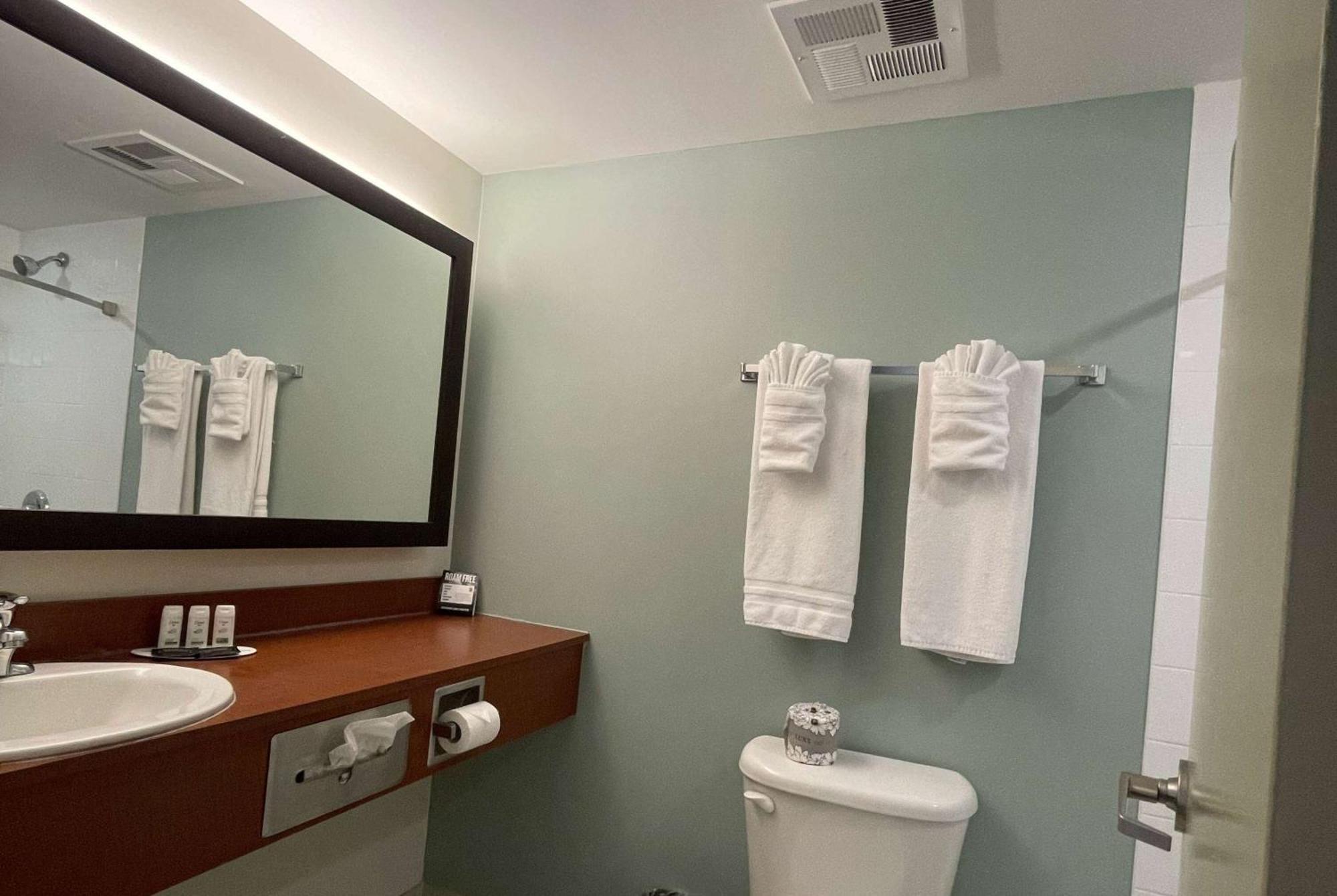 Super 8 By Wyndham Peterborough Hotel Екстериор снимка