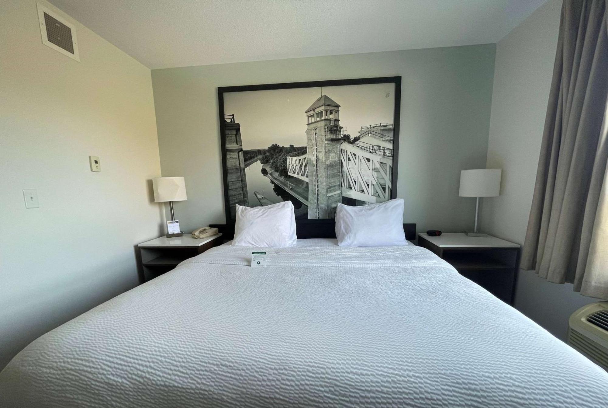 Super 8 By Wyndham Peterborough Hotel Екстериор снимка