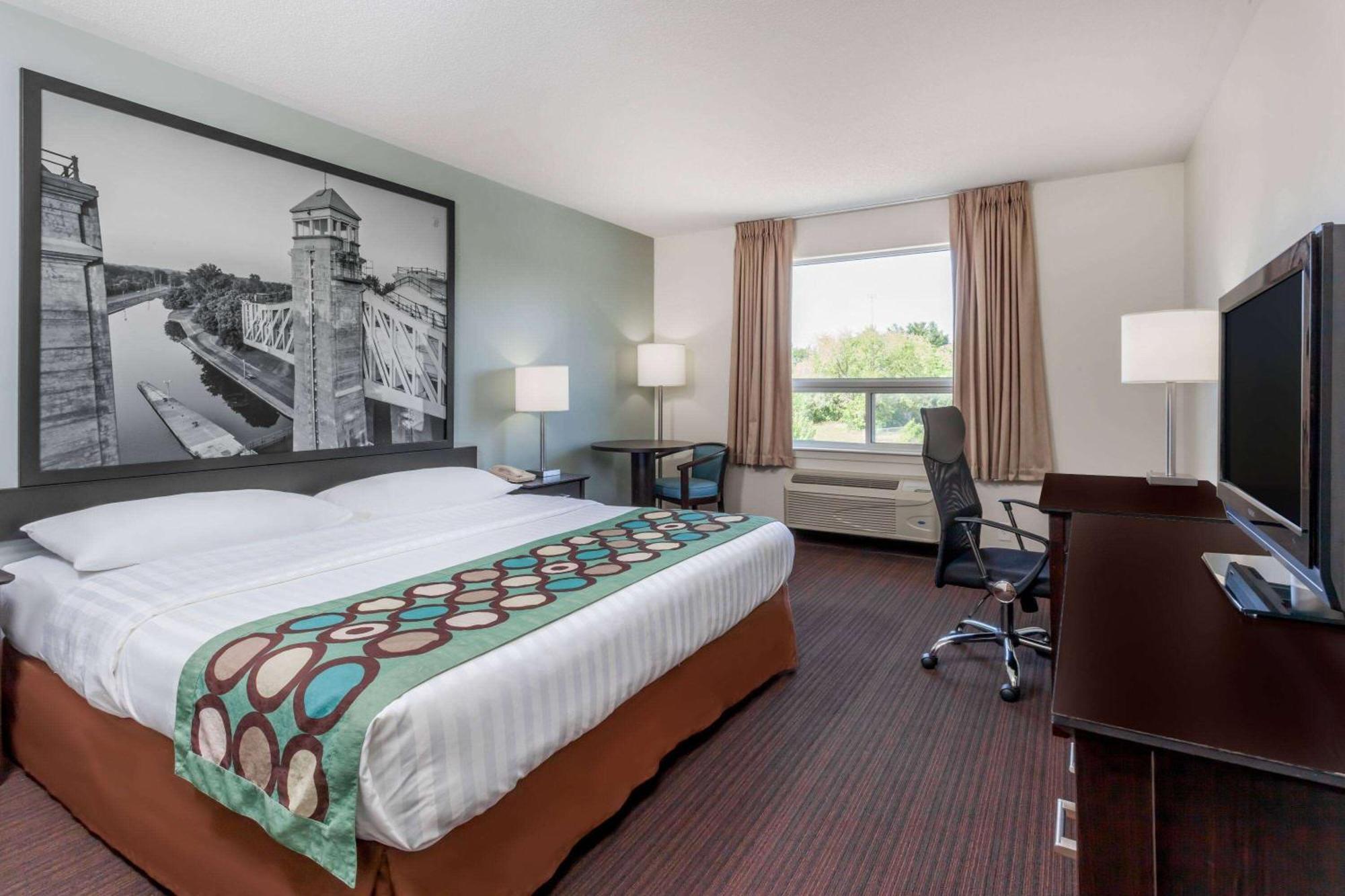 Super 8 By Wyndham Peterborough Hotel Екстериор снимка