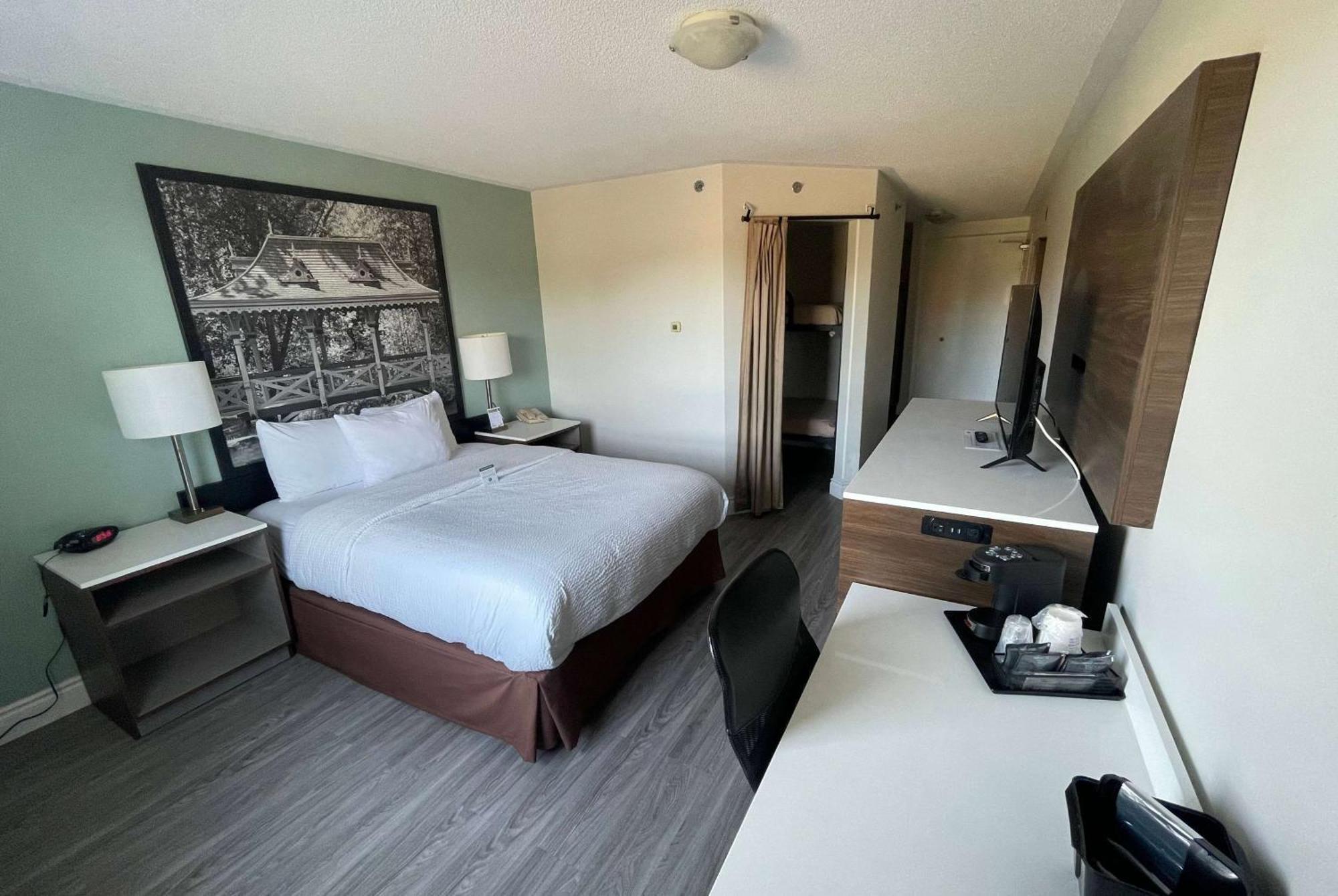 Super 8 By Wyndham Peterborough Hotel Екстериор снимка