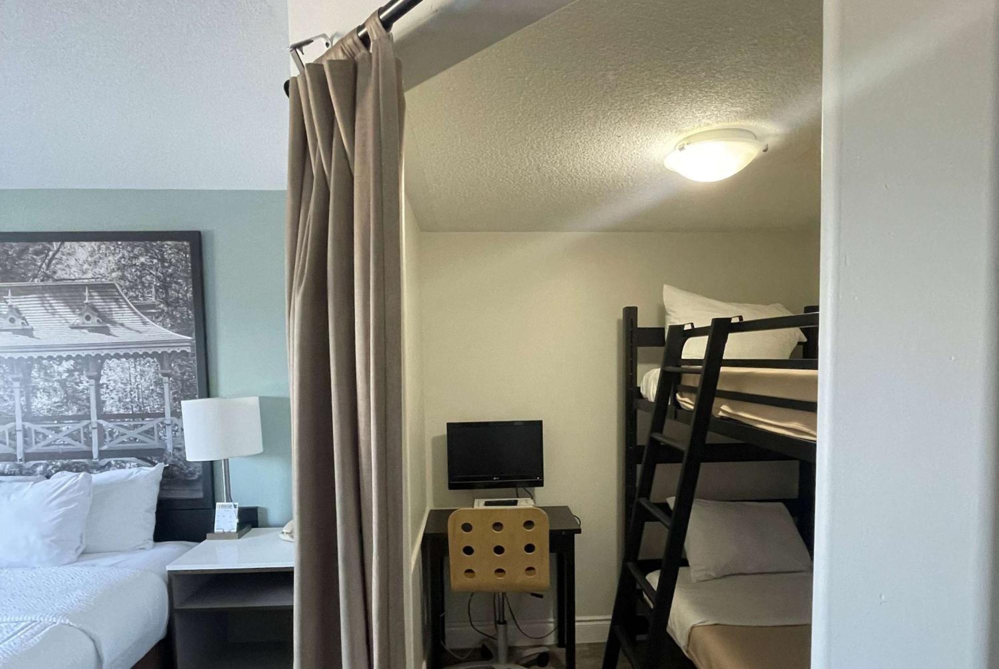 Super 8 By Wyndham Peterborough Hotel Екстериор снимка