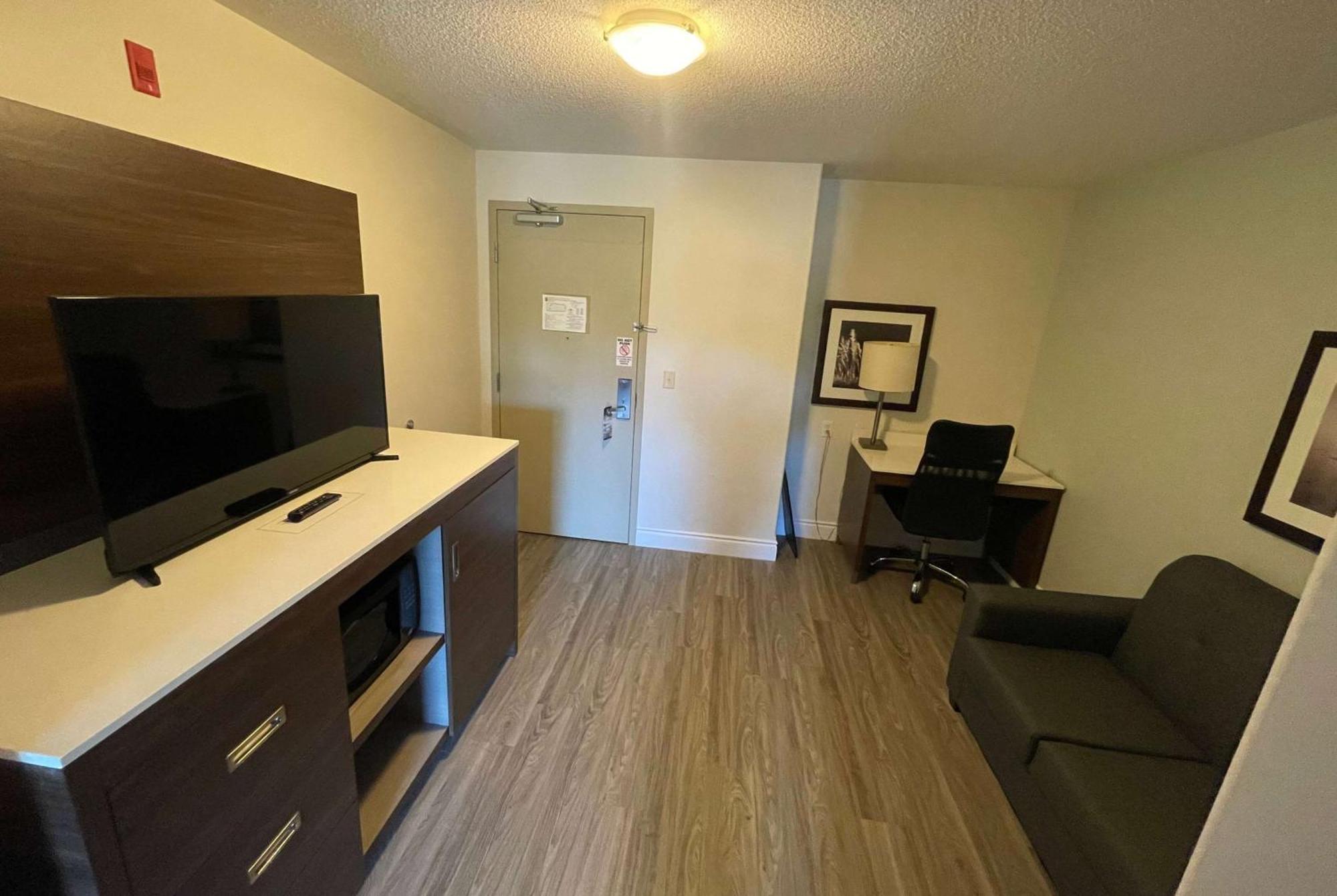 Super 8 By Wyndham Peterborough Hotel Екстериор снимка