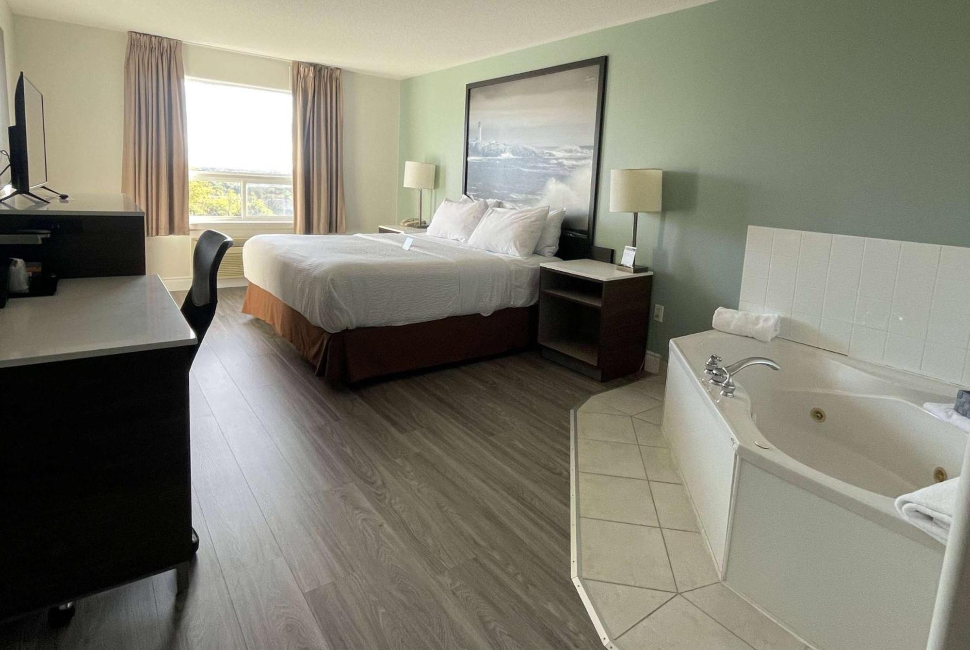 Super 8 By Wyndham Peterborough Hotel Екстериор снимка