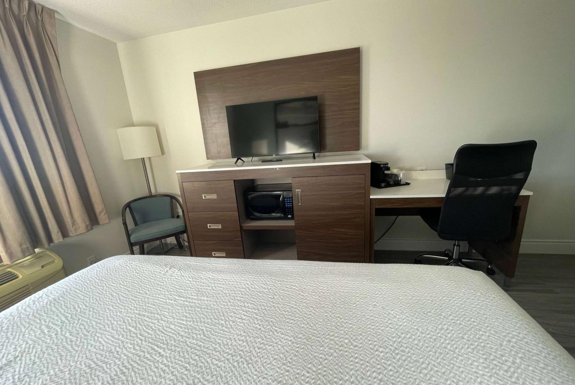 Super 8 By Wyndham Peterborough Hotel Екстериор снимка