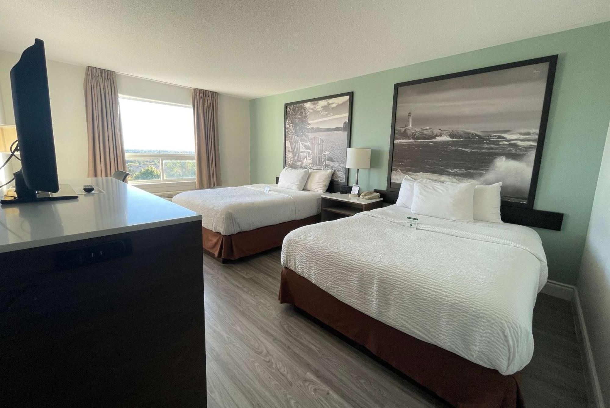 Super 8 By Wyndham Peterborough Hotel Екстериор снимка