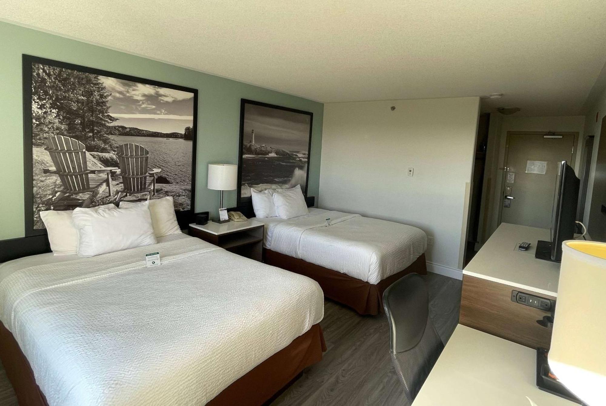 Super 8 By Wyndham Peterborough Hotel Екстериор снимка