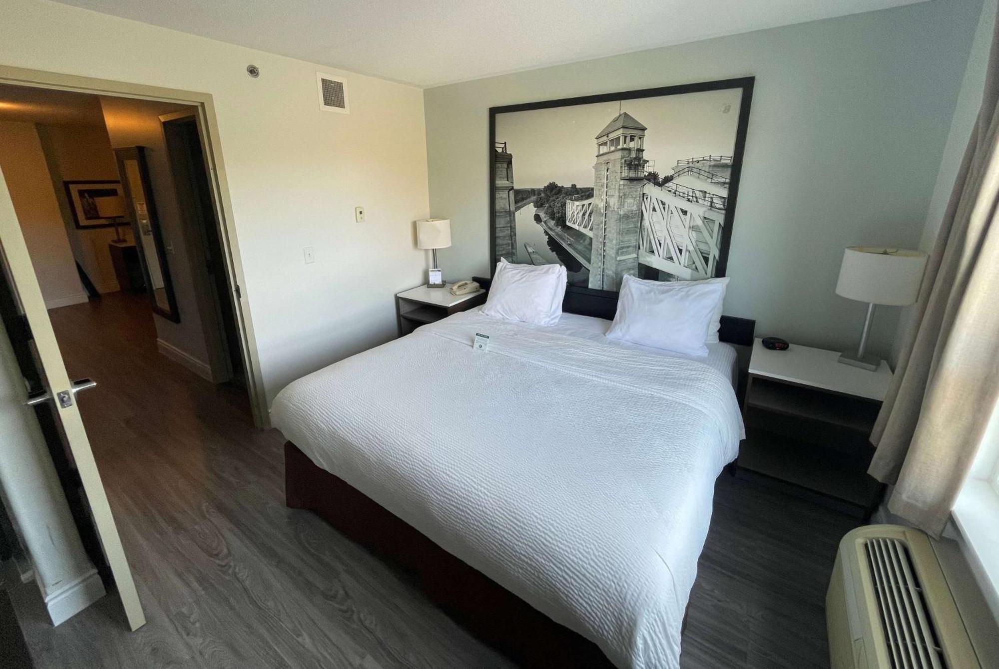 Super 8 By Wyndham Peterborough Hotel Екстериор снимка