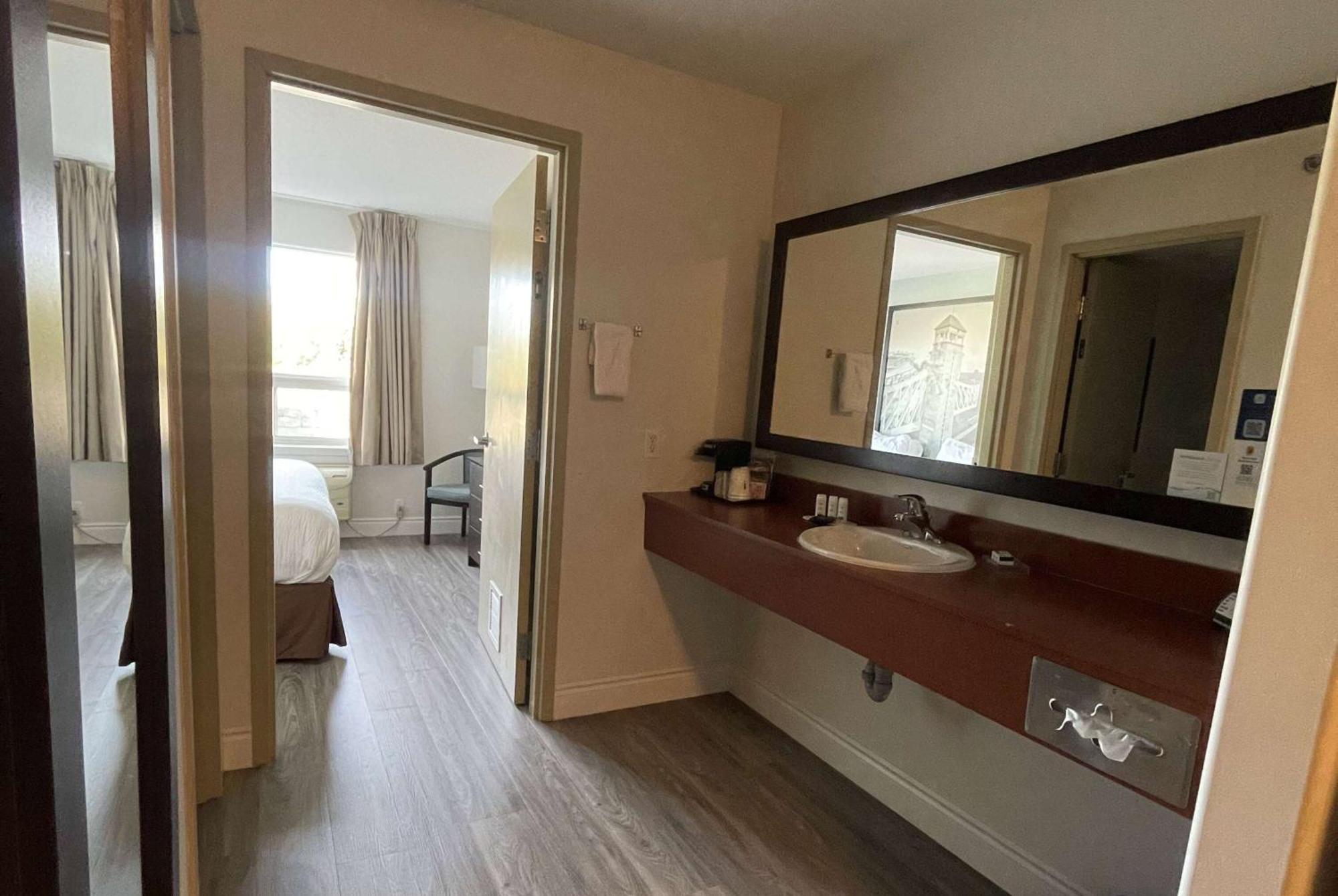 Super 8 By Wyndham Peterborough Hotel Екстериор снимка