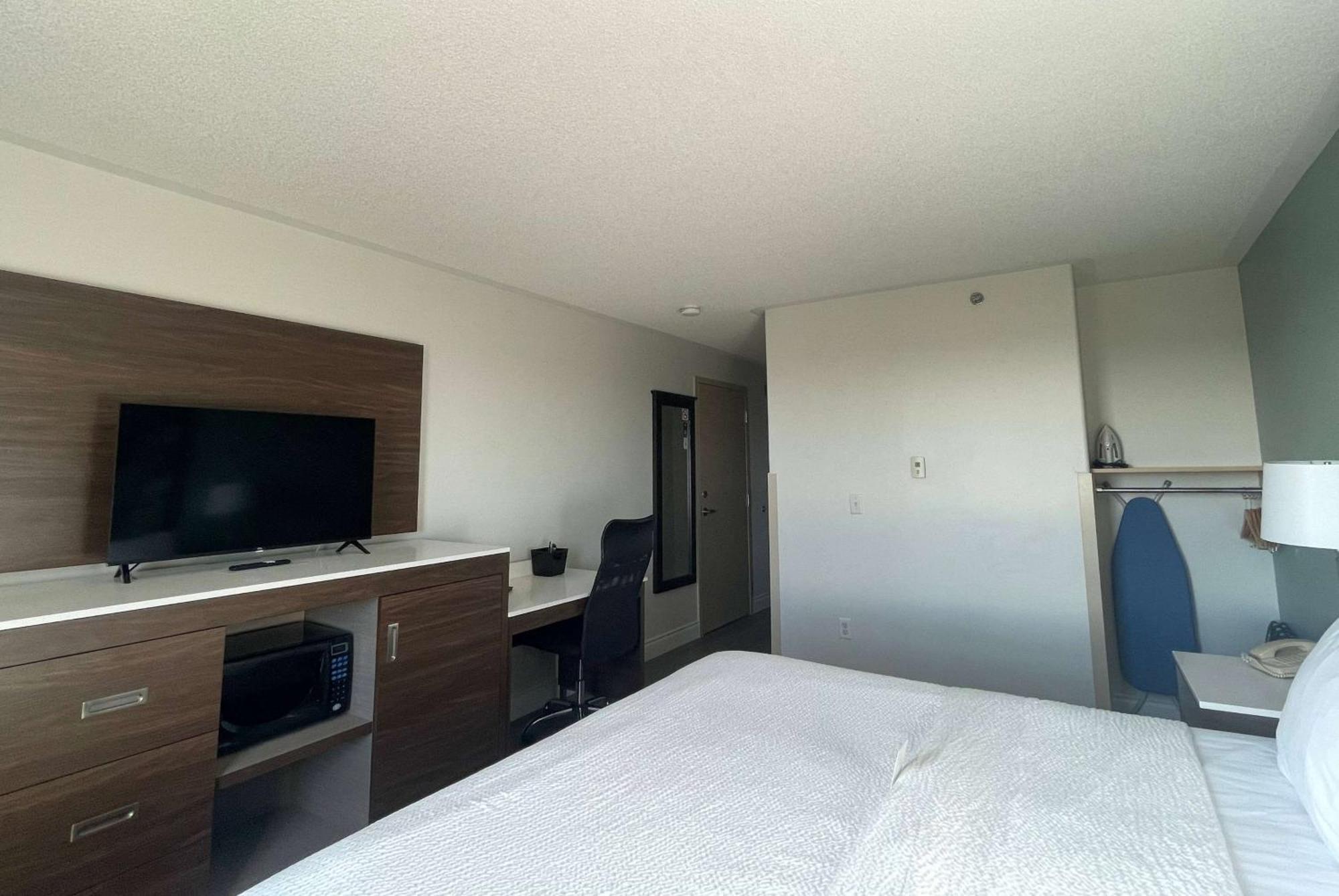Super 8 By Wyndham Peterborough Hotel Екстериор снимка