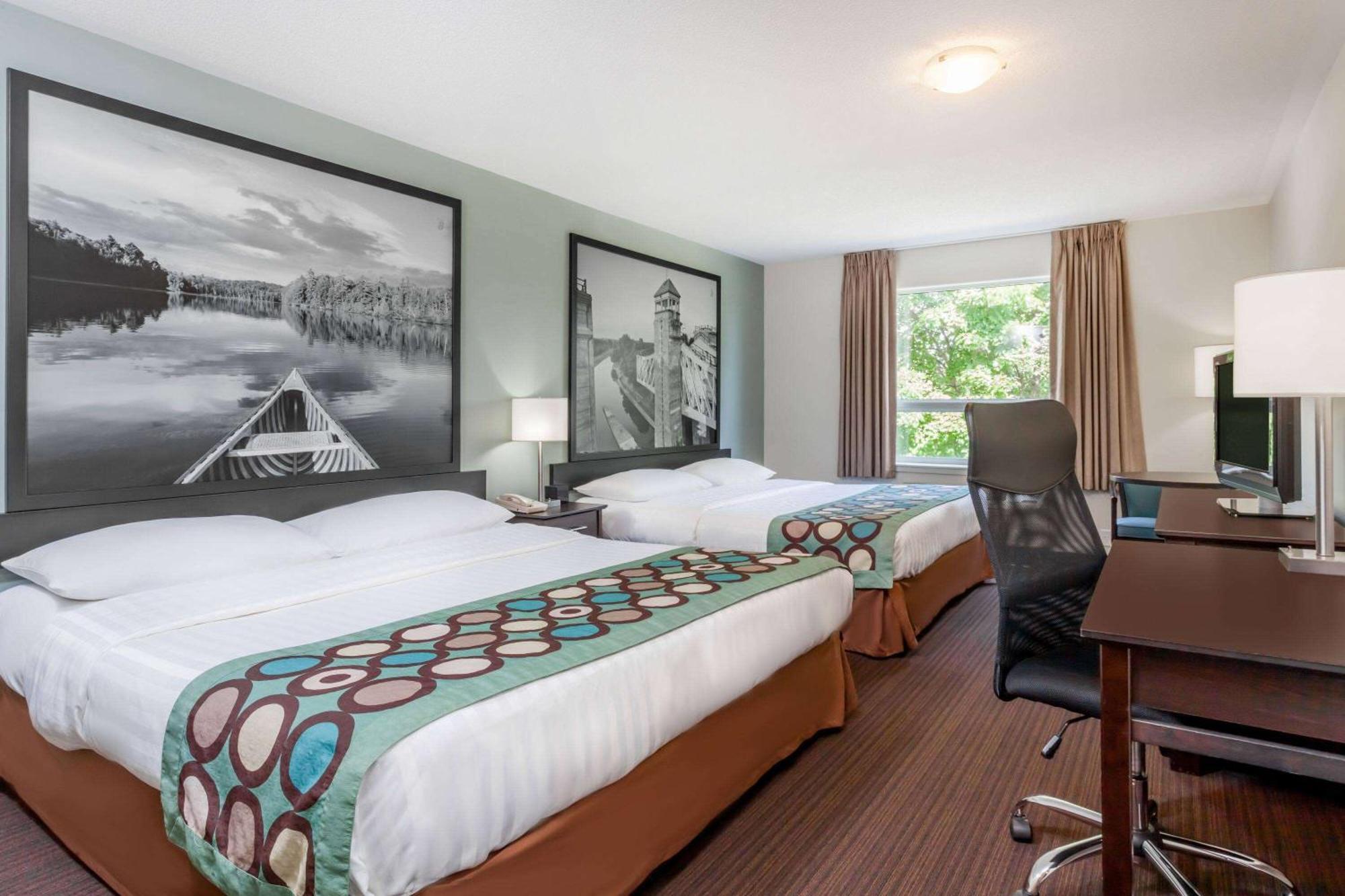 Super 8 By Wyndham Peterborough Hotel Екстериор снимка