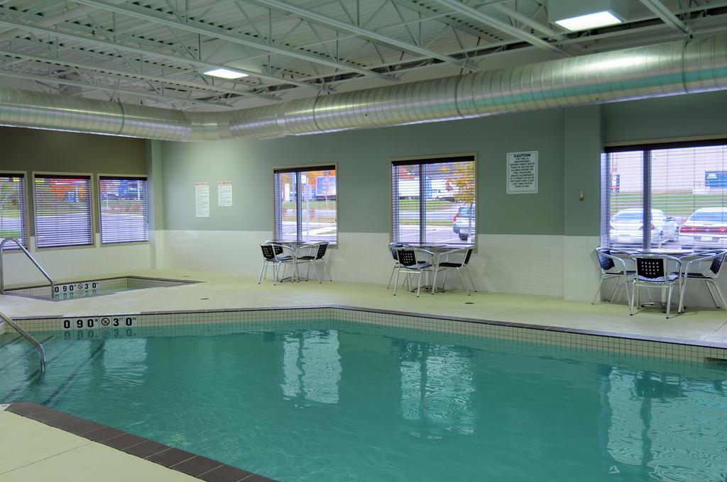 Super 8 By Wyndham Peterborough Hotel Съоръжения снимка