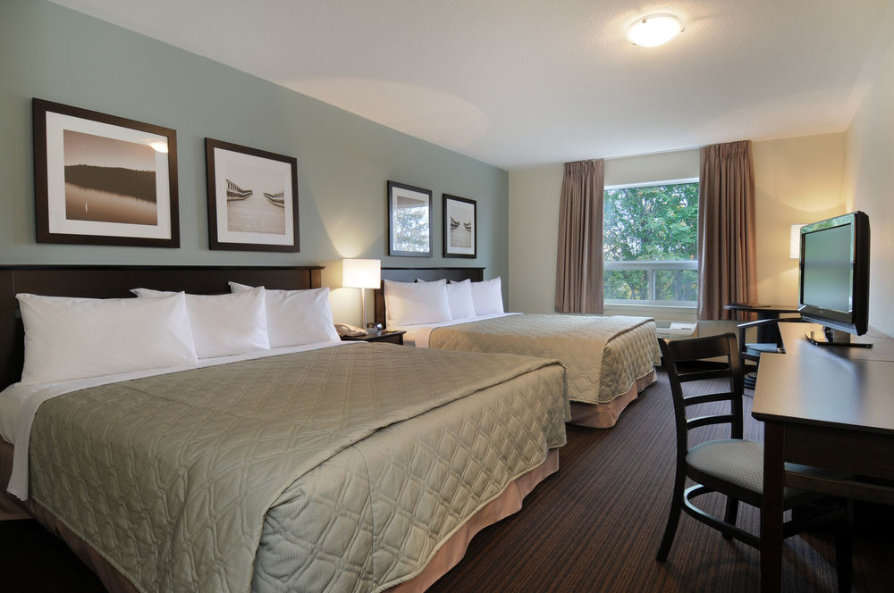 Super 8 By Wyndham Peterborough Hotel Екстериор снимка