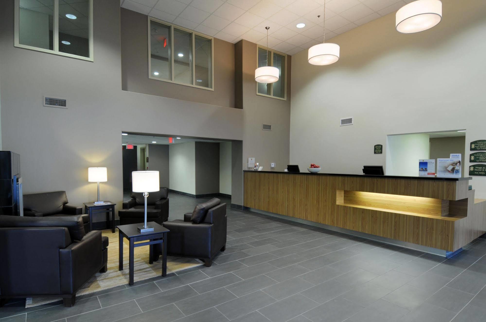 Super 8 By Wyndham Peterborough Hotel Интериор снимка