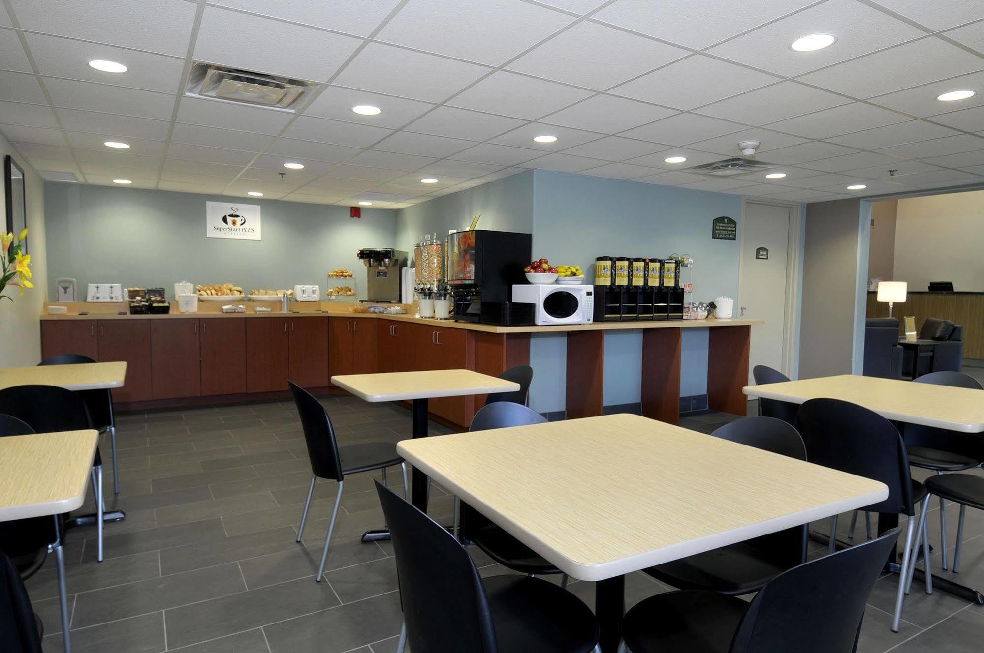 Super 8 By Wyndham Peterborough Hotel Ресторант снимка