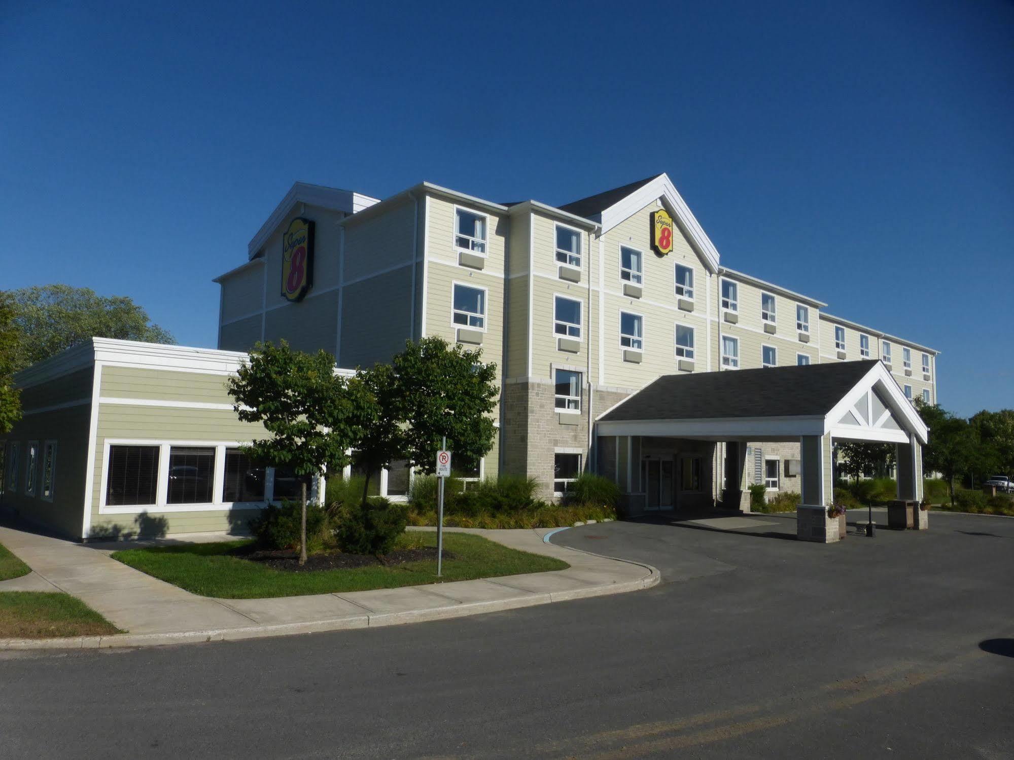 Super 8 By Wyndham Peterborough Hotel Екстериор снимка