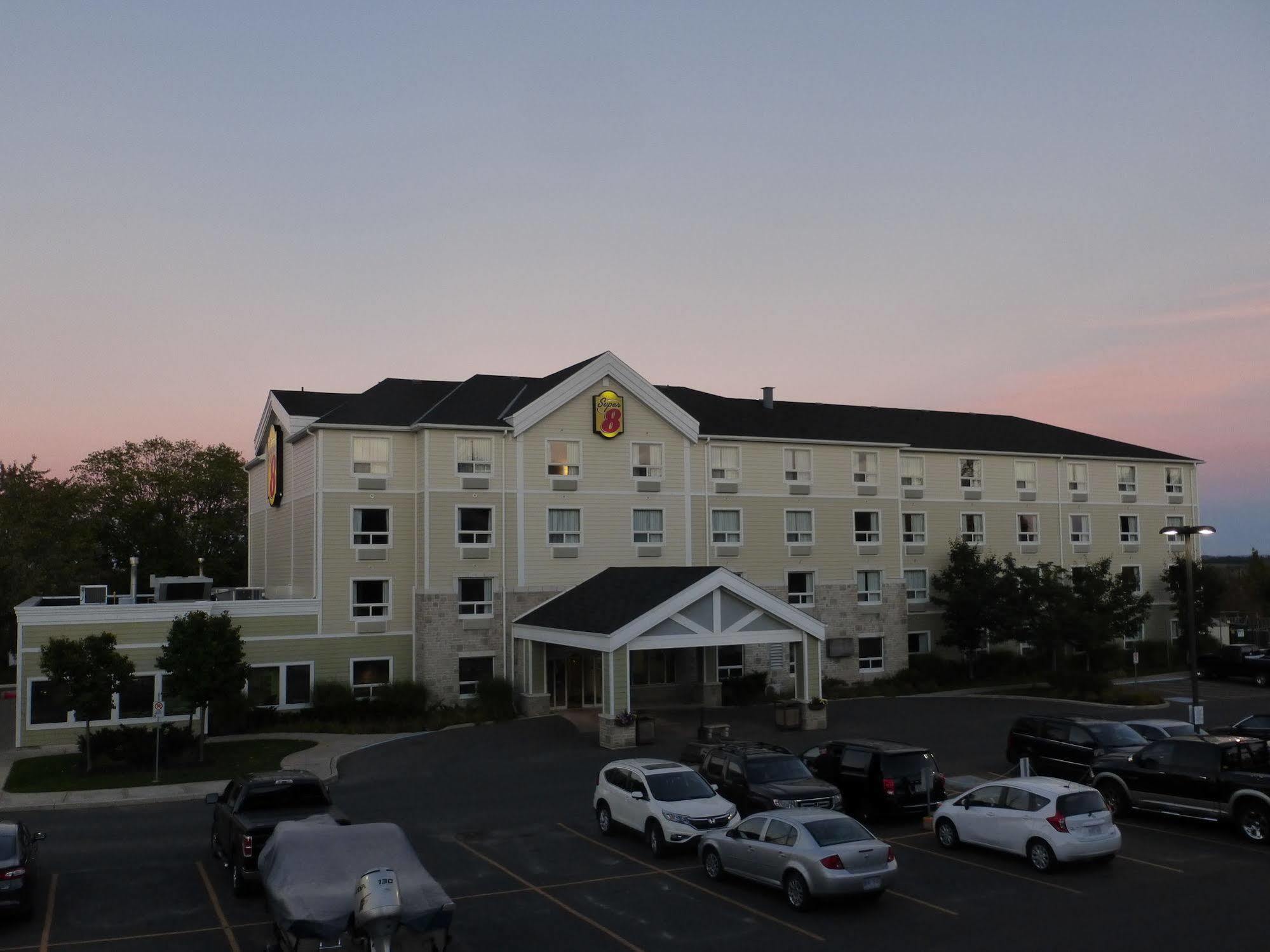 Super 8 By Wyndham Peterborough Hotel Екстериор снимка