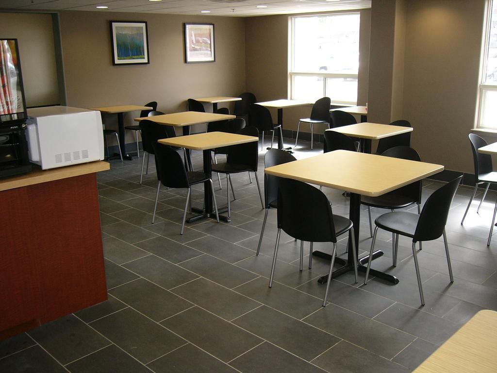 Super 8 By Wyndham Peterborough Hotel Екстериор снимка