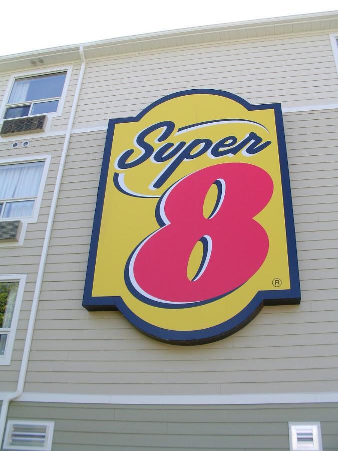 Super 8 By Wyndham Peterborough Hotel Екстериор снимка